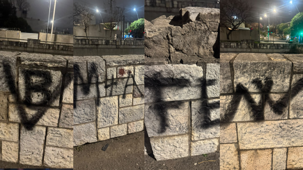 Un joven de 23 años fue captado por las cámaras del 911 mientras realizaba grafitis en el paredón de La Cañada. La Policía lo interceptó en barrio Bella Vista y secuestró el aerosol que llevaba