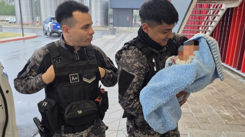Dos policías asistieron a un bebé de dos meses que sufrió un episodio de ahogamiento mientras era amamantado en barrio Observatorio. Permanece bajo observación médica