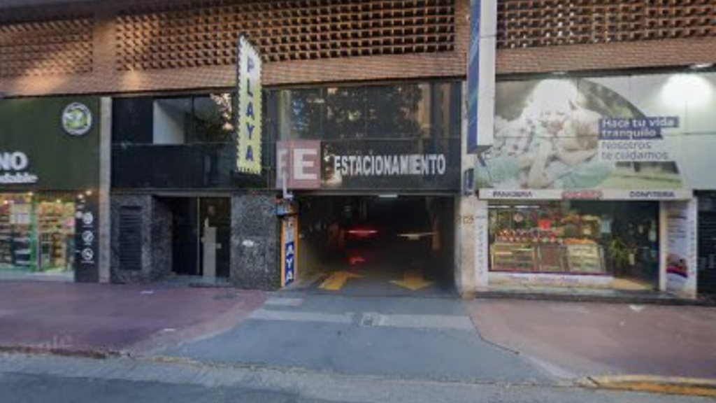 Un playero de 74 años fue atacado en una playa de estacionamiento del centro de Córdoba después de negarse a entregar dinero. Recibió cinco puntos en la cabeza