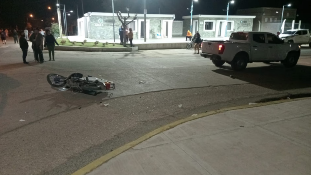 Un adolescente de 13 años murió y otro de 14 quedó gravemente herido tras un choque entre una moto y una camioneta en Los Cerrillos. Investigan cómo ocurrió el impacto
