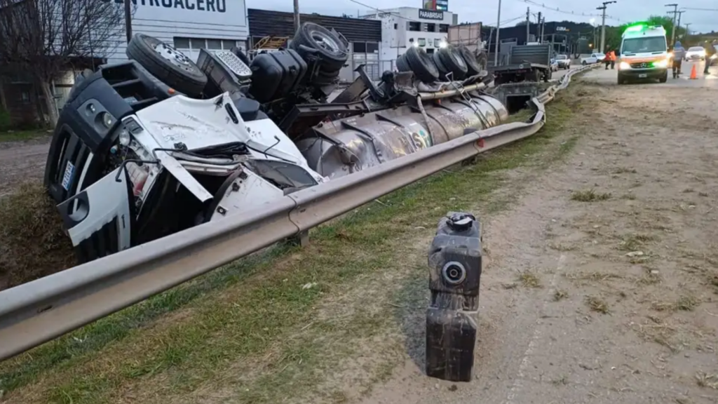 Dos camiones y un auto protagonizaron un choque en el ingreso a Río Ceballos. Uno de los vehículos de carga perdió el control y terminó dado vuelta dentro de una zanja