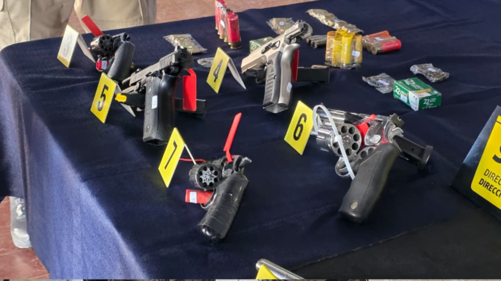 Un operativo contra la comercialización ilegal de armas por redes sociales dejó 12 detenidos en Córdoba. La Policía secuestró 50 armas de fuego, municiones y proyectiles de mortero