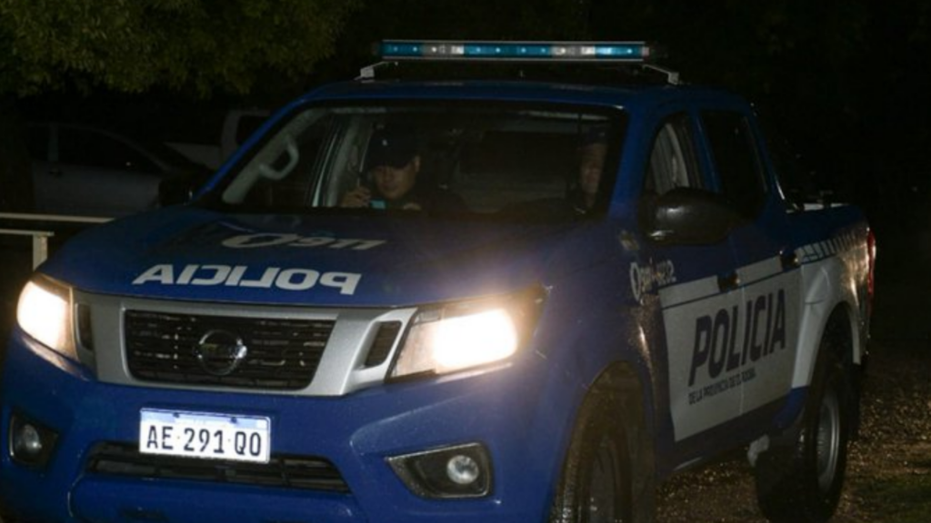 La víctima tenía 29 años y recibió un disparo en el omóplato. Su pareja declaró que el tiro habría provenido de un vehículo y la Fiscalía investiga las circunstancias del hecho