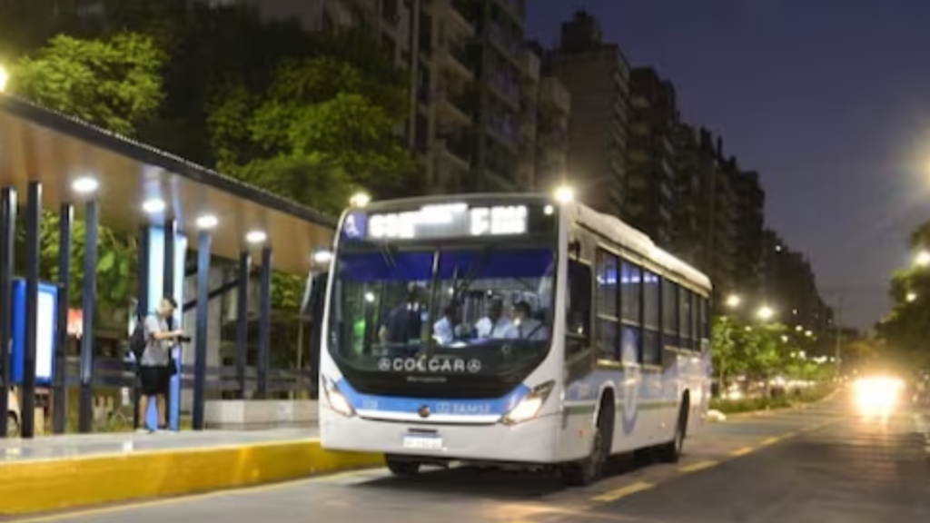 Desde este domingo cambiará la ubicación de las paradas de 24 líneas del transporte urbano sobre bulevar Chacabuco. El nuevo esquema abarca el tramo entre Illia y San Lorenzo