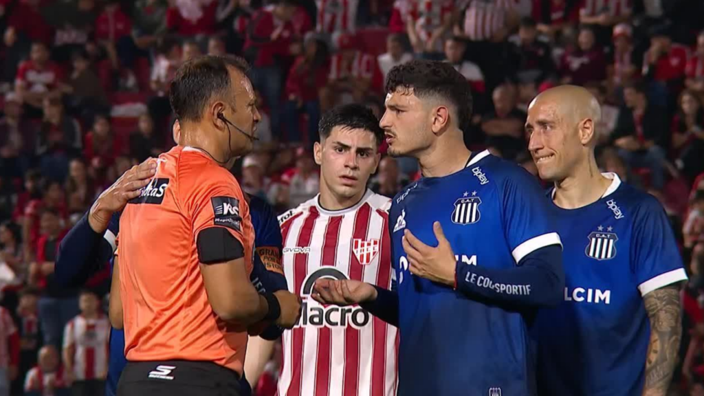 Agustín Álvarez Martínez fue sancionado con dos fechas por su expulsión ante Instituto. Se perderá el clásico con Belgrano y el siguiente partido frente a Independiente