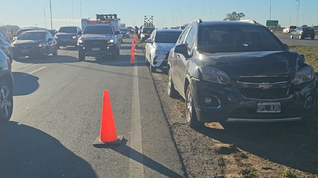 Siete vehículos protagonizaron una colisión por alcance en Circunvalación, a la altura del kilómetro 44. El hecho ocurrió en una zona de obras y no hubo personas que requirieran atención médica