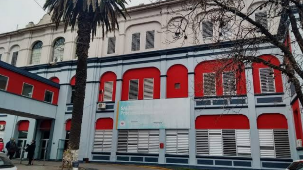 La joven tiene 20 años y estaba internada en el Hospital Tránsito Cáceres. Una compañera de habitación habría presenciado el hecho y quedó incorporada como testigo en la investigación