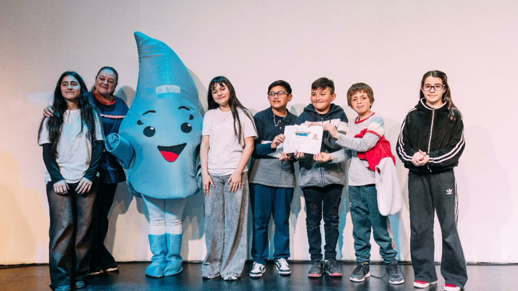 Con programas que acompañan a niños y jóvenes desde la escuela primaria hasta sus primeras experiencias laborales, la empresa reafirma su compromiso con la educación como motor del desarrollo sostenible y de la transformación social.