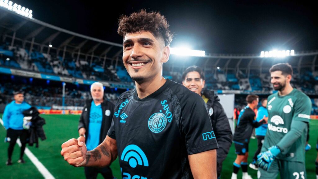 Con destellos de alta jerarquía y solidez táctica, el equipo de Ricardo Zielinski superó 2-0 a la Academia en el Cilindro con goles de Zelarayán y Vázquez, quedando como único puntero de su zona.