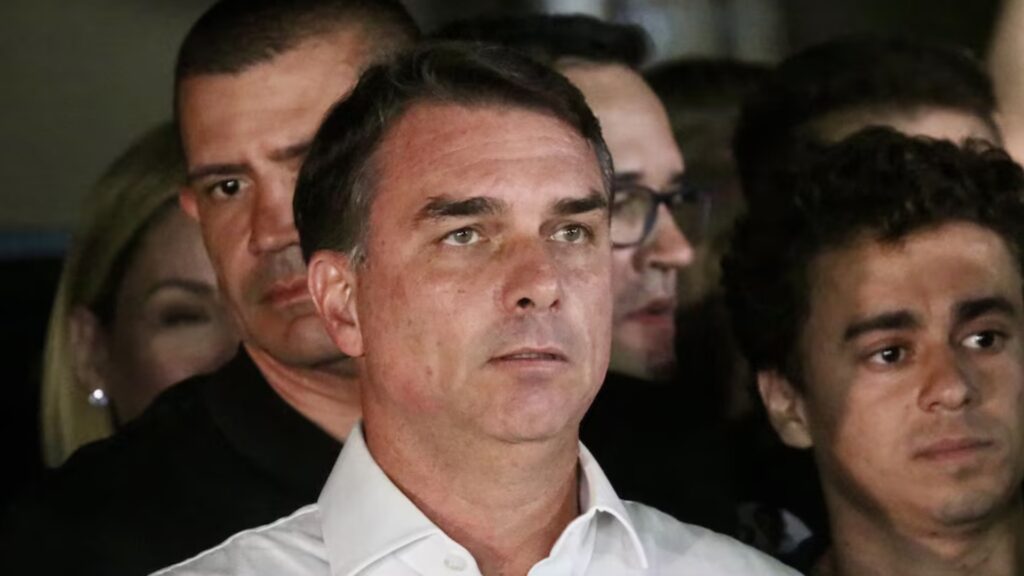 El senador y excandidato presidencial dejó el país pese a una prohibición judicial de salida. Washington confirmó que le otorgará una visa, mientras las autoridades brasileñas investigan sus movimientos.