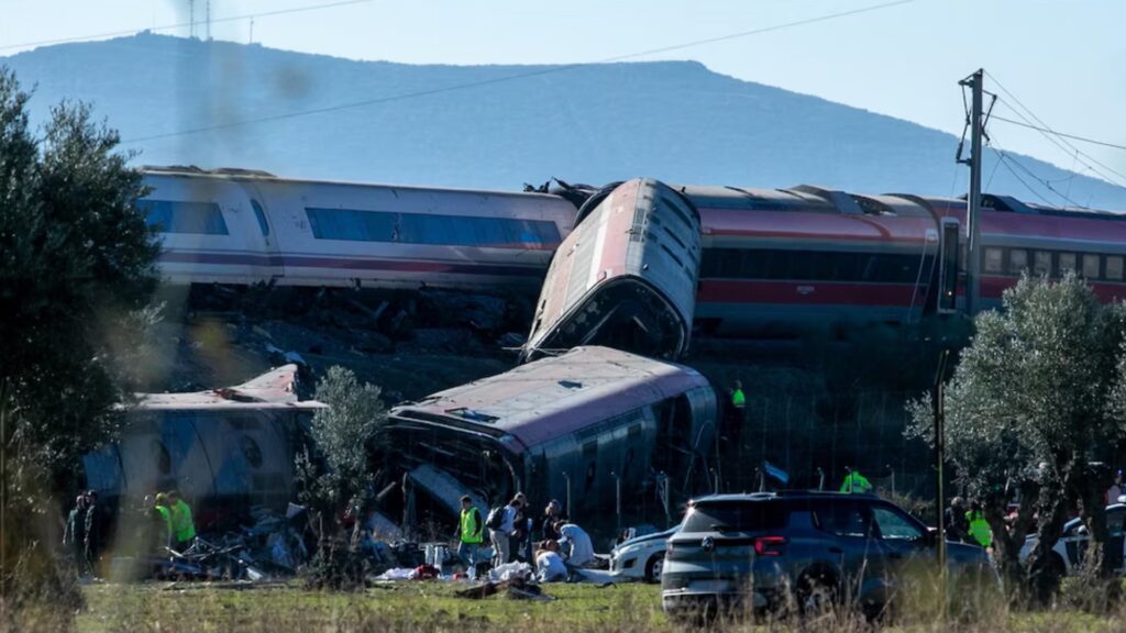 El accidente ocurrió este miércoles en Toledo, sobre la línea Madrid-Andalucía. Dos vagones cayeron por un terraplén y numerosos pasajeros resultaron heridos. Investigan las causas de la colisión.