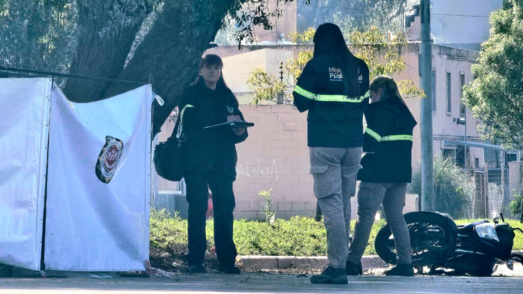 El siniestro ocurrió este miércoles por la mañana en barrio Argüello Norte. Según la información policial, el joven habría intentado esquivar un automóvil, rozó uno de sus espejos y perdió el control de su Honda CB125.