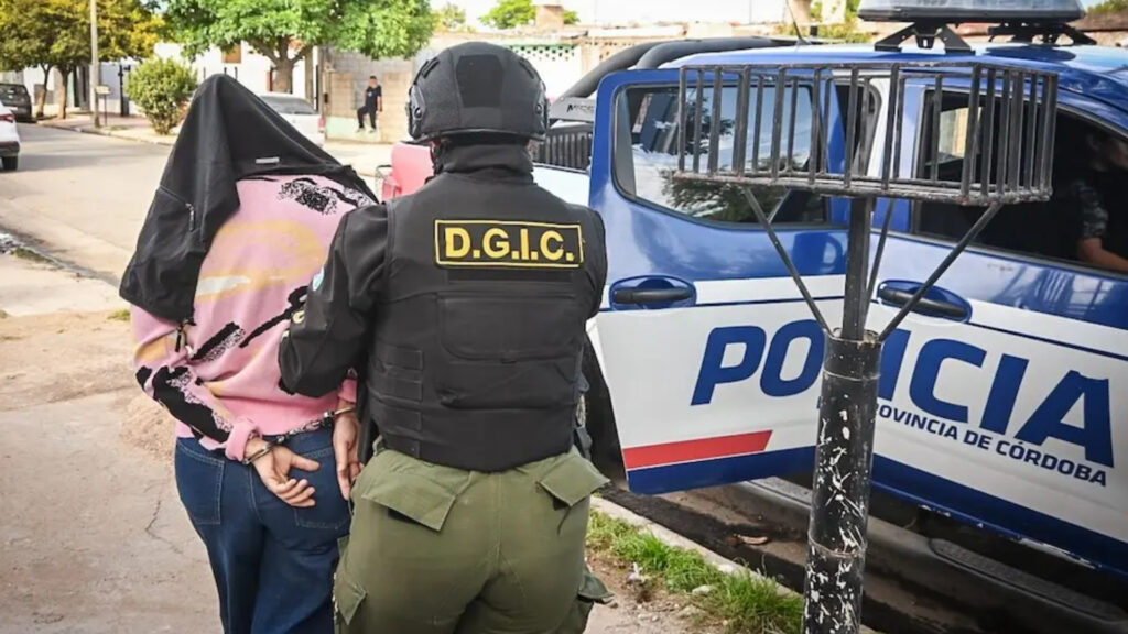 Yaira Ayelén Farías fue arrestada en barrio General Mosconi e imputada por amenazas calificadas, daños y lesiones. Su marido, Eric Gabriel Silva, permanece preso por el ataque contra una vivienda de Patricios Oeste, donde resultó herido un adolescente de 14 años.