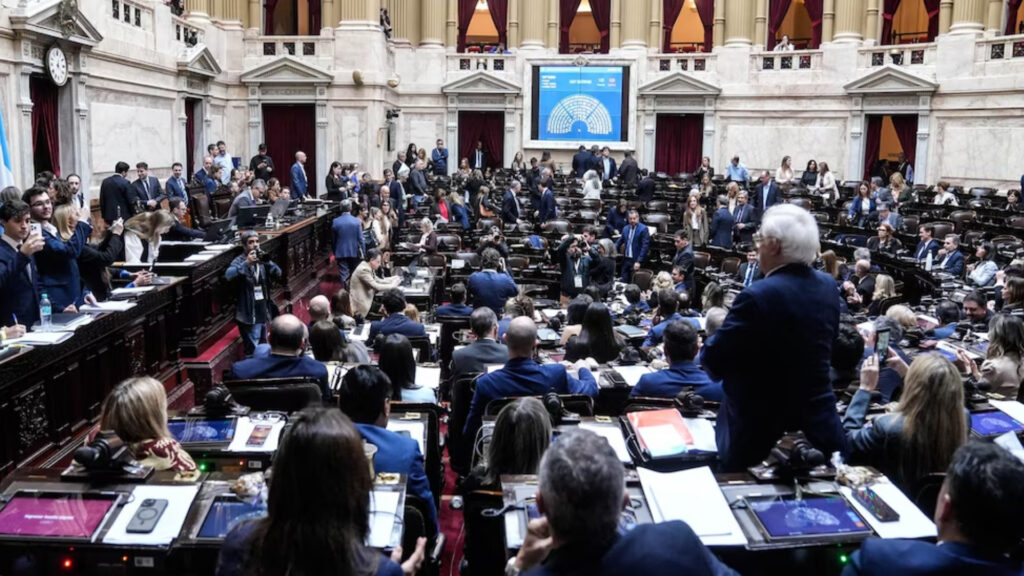 La Cámara de Diputados aprobó un proyecto que mantiene las pensiones no contributivas, permite compatibilizarlas con el empleo formal y refuerza la cobertura médica. La iniciativa, que reemplazaría la Emergencia en Discapacidad, deberá pasar por el Senado.