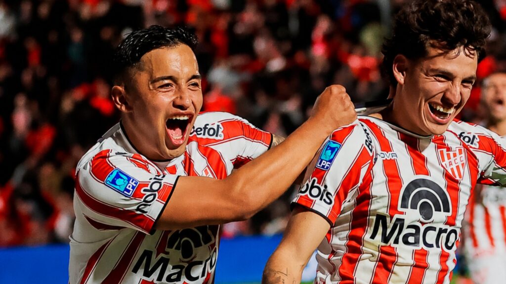 La Gloria venció 1-0 a Deportivo Riestra en Alta Córdoba, con un gol de penal del juvenil Jeremías Lázaro, y aseguró su clasificación a la Copa Sudamericana 2027. Además, quedó entre los cuatro mejores de la Zona A del Clausura y mantiene sus chances de llegar a la Copa Libertadores, a seis puntos del final de la temporada.