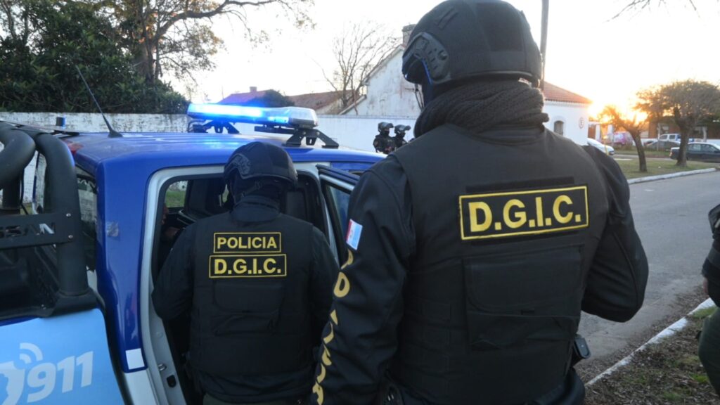 Los procedimientos se realizan este miércoles en la Capital y diferentes localidades del interior provincial. Secuestraron armas de fuego, cartuchos, drogas y teléfonos celulares.