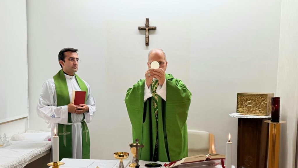 El pontífice celebró una misa en el Hospital Gemelli de Roma, donde permanece internado después de una cirugía por un tumor pulmonar. Los últimos estudios médicos mostraron una evolución favorable y ya realiza sus actividades cotidianas con autonomía.