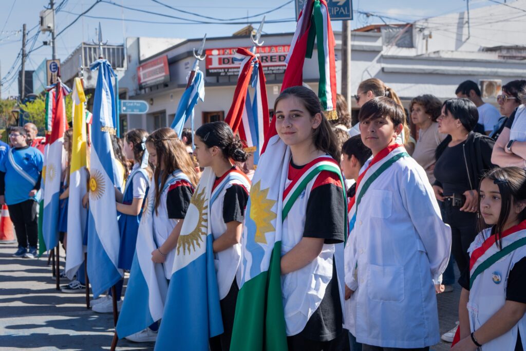 La jornada del 24 de septiembre incluyó la participación de la Banda de Gendarmería Nacional, las banderas de las escuelas y los Elencos Estables municipales. El intendente Ezequiel Lemos destacó la identidad como una construcción colectiva y la importancia de planificar el futuro de la ciudad.