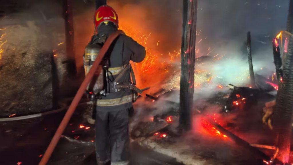 Un incendio en el Club Hípico Tacuara, en barrio Villa Rivera Indarte, dejó dos caballos muertos y otros dos heridos