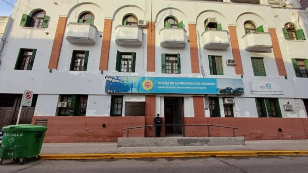 Un detenido se hizo pasar por otro preso y logró salir de la Alcaidía de Río Cuarto. Fue recapturado 16 horas después y tres policías fueron sumariados