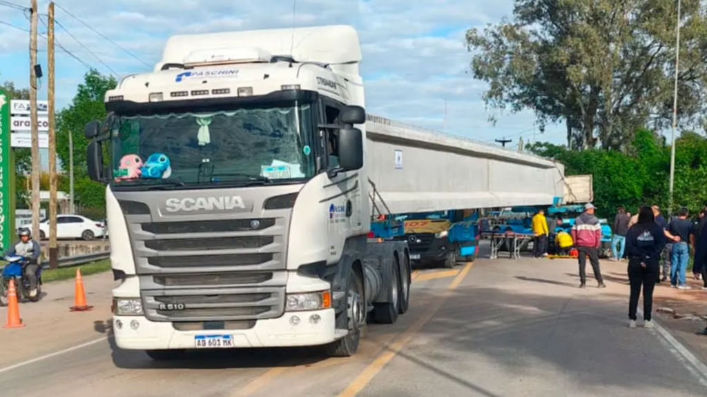 Un camión que transportaba una enorme viga de hormigón, un auto y una moto protagonizaron un choque en avenida Japón. Una mujer fue hospitalizada