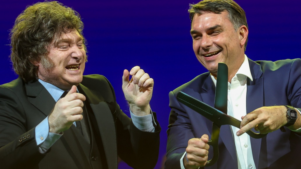 Javier Milei celebró el resultado de Flávio Bolsonaro en Brasil y volvió a cuestionar a Lula tras la primera vuelta electoral