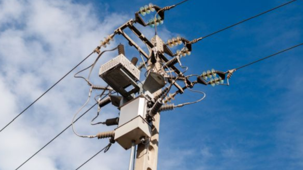 Un hombre murió electrocutado mientras intentaba sustraer cables de un transformador en barrio Parque República