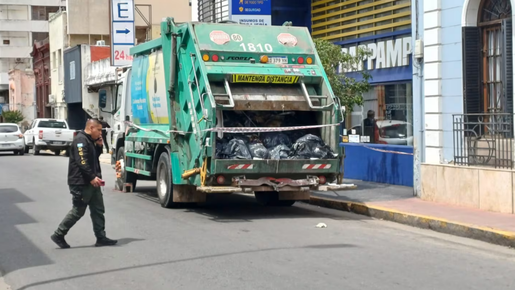 Una joven fue encontrada muerta en un departamento de barrio Cofico. Una valija con elementos ensangrentados hallada en un camión de basura fue clave para llegar hasta la vivienda