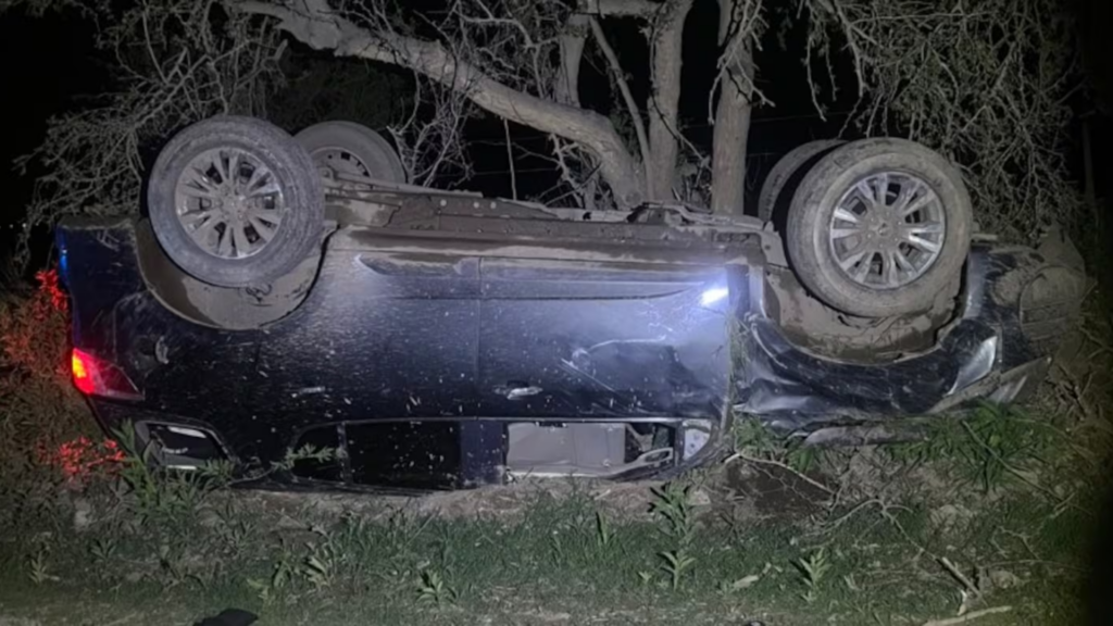 Un hombre de 36 años murió tras volcar cuando escapaba de un presunto robo en un country de Villa Parque Santa Ana. Su cómplice huyó a pie y es buscado