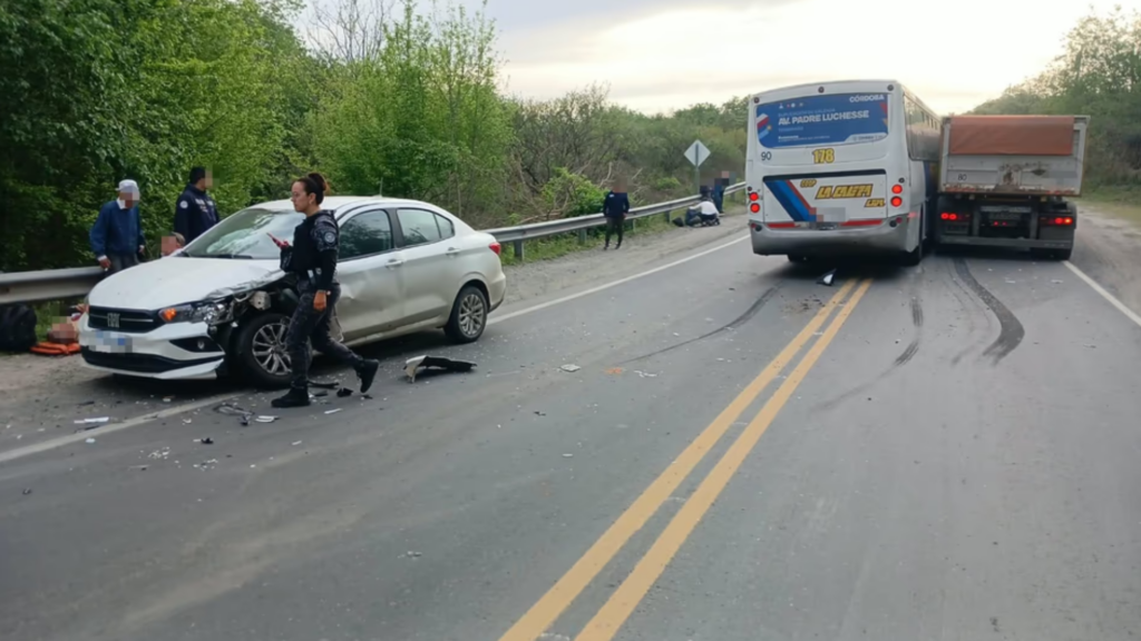 Un choque entre un colectivo, un camión y un auto dejó varios heridos en la ruta E-55, a la altura de La Calera
