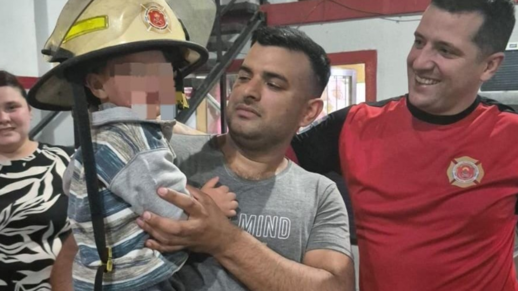Bomberos asistieron a un nene de 2 años que tenía una pequeña esfera metálica alojada en una fosa nasal. Lograron retirarla sin causarle lesiones
